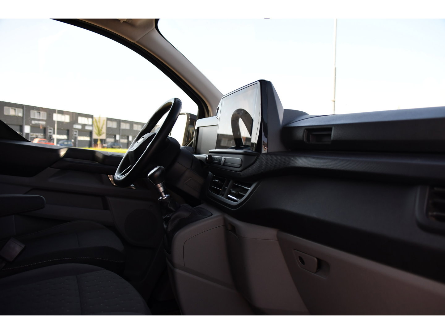 Ford Transit Custom 300 2.0 TDCI L1H1 Limited Black Edition Camera, Cruise, Carplay, LED, Stoelverwarming , 150pk, Sensoren, Trekhaak, Multimedia, Uniek!