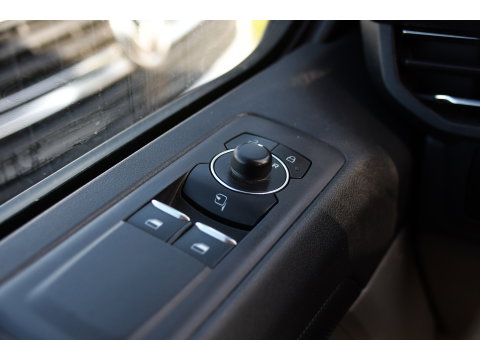 Ford Transit Custom 300 2.0 TDCI L1H1 Limited Black Edition Camera, Cruise, Carplay, LED, Stoelverwarming , 150pk, Sensoren, Trekhaak, Multimedia, Uniek!
