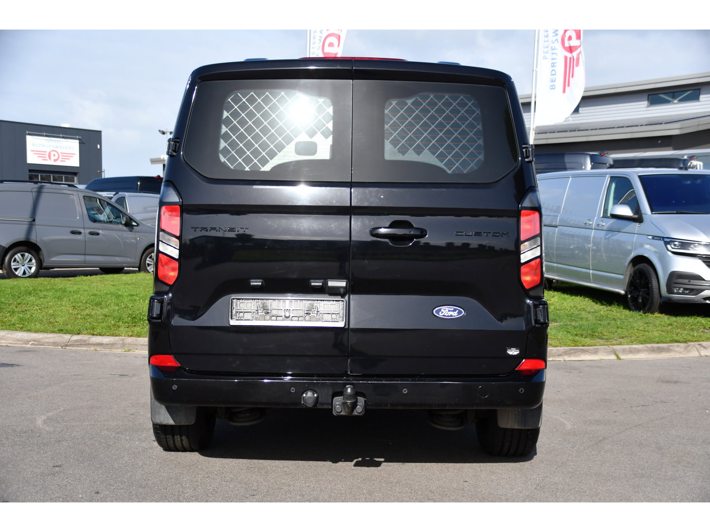 Ford Transit Custom 300 2.0 TDCI L1H1 Limited Black Edition Camera, Cruise, Carplay, LED, Stoelverwarming , 150pk, Sensoren, Trekhaak, Multimedia, Uniek!