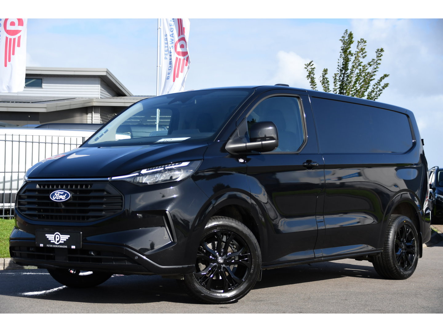 Ford Transit Custom 300 2.0 TDCI L1H1 Limited Black Edition Camera, Cruise, Carplay, LED, Stoelverwarming , 150pk, Sensoren, Trekhaak, Multimedia, Uniek!