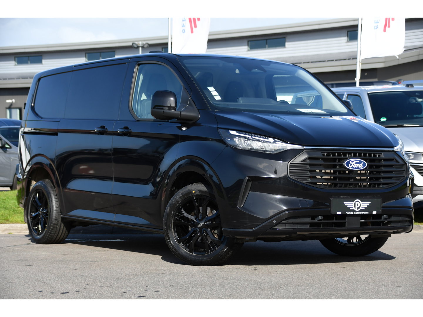Ford Transit Custom 300 2.0 TDCI L1H1 Limited Black Edition Camera, Cruise, Carplay, LED, Stoelverwarming , 150pk, Sensoren, Trekhaak, Multimedia, Uniek!