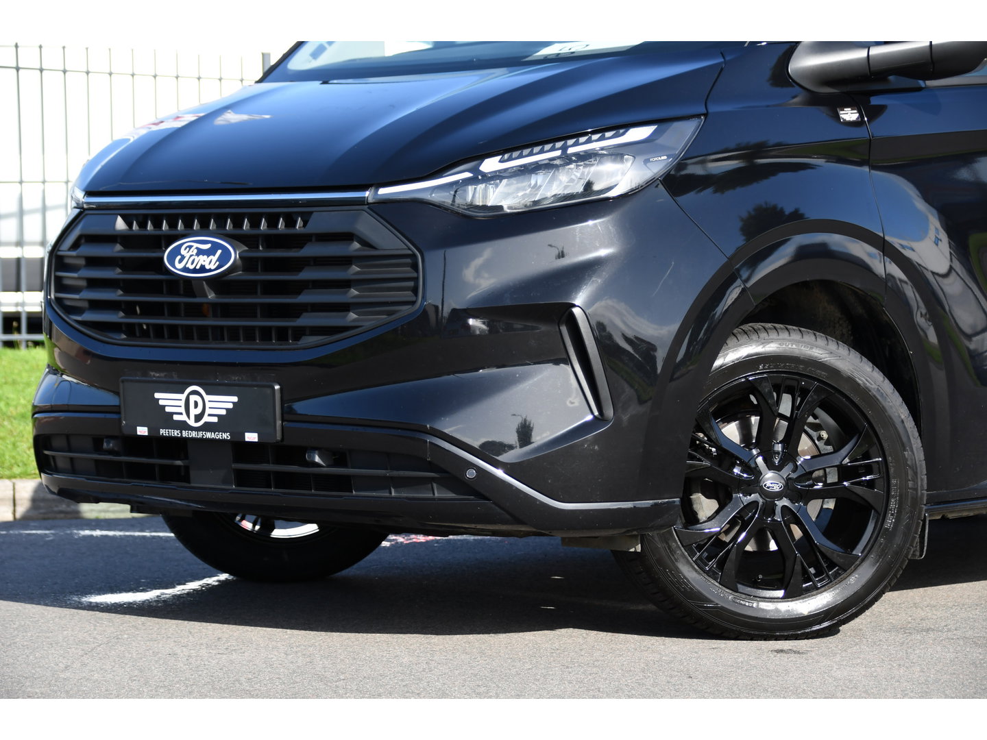 Ford Transit Custom 300 2.0 TDCI L1H1 Limited Black Edition Camera, Cruise, Carplay, LED, Stoelverwarming , 150pk, Sensoren, Trekhaak, Multimedia, Uniek!