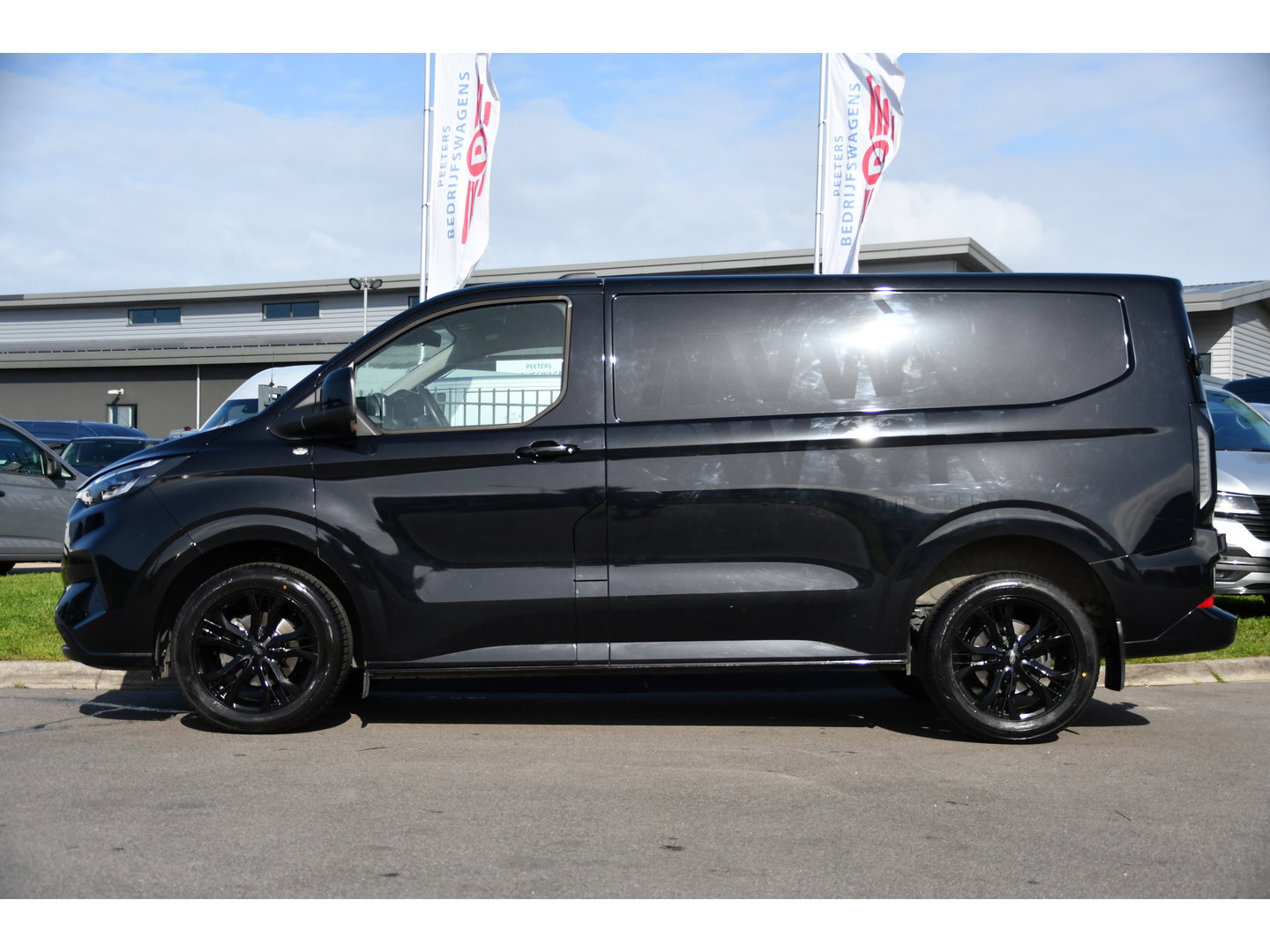 Ford Transit Custom 300 2.0 TDCI L1H1 Limited Black Edition Camera, Cruise, Carplay, LED, Stoelverwarming , 150pk, Sensoren, Trekhaak, Multimedia, Uniek!