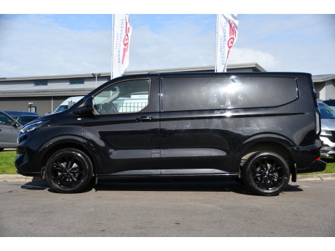 Ford Transit Custom 300 2.0 TDCI L1H1 Limited Black Edition Camera, Cruise, Carplay, LED, Stoelverwarming , 150pk, Sensoren, Trekhaak, Multimedia, Uniek!