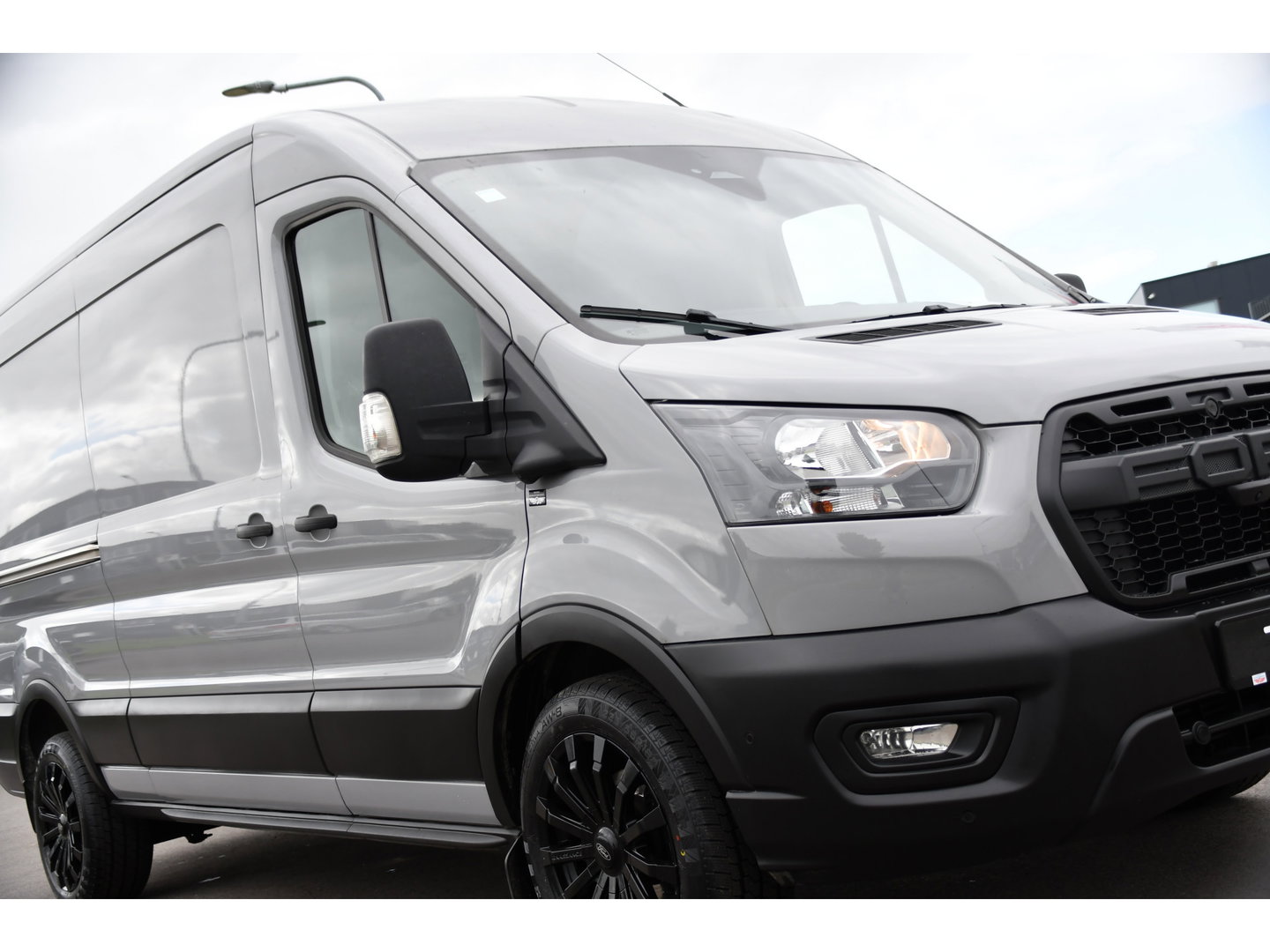 Ford Transit 350 2.0 TDCI L3H2 Raptor Edition FACELIFT! Virtual, 360 Camera, Carplay, Adaptieve Cruise, Stoelverwarming, Stuur verwarming, 165pk, automaat, Trekhaak, Uniek!
