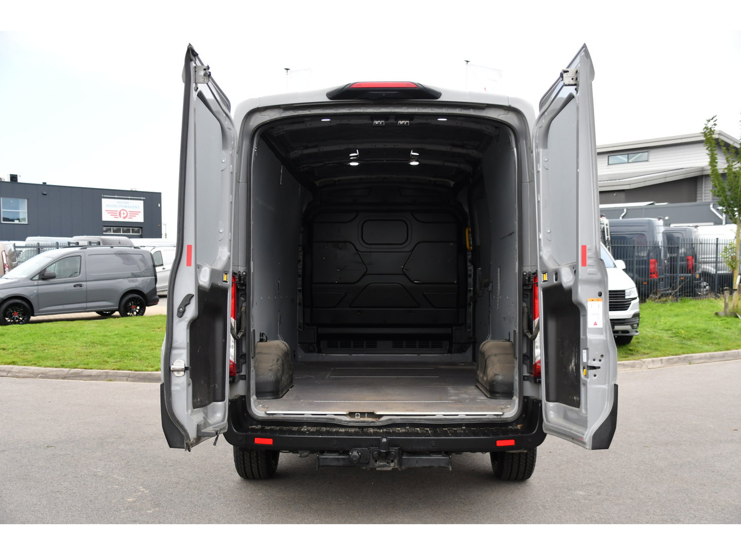 Ford Transit 350 2.0 TDCI L3H2 Raptor Edition FACELIFT! Virtual, 360 Camera, Carplay, Adaptieve Cruise, Stoelverwarming, Stuur verwarming, 165pk, automaat, Trekhaak, Uniek!