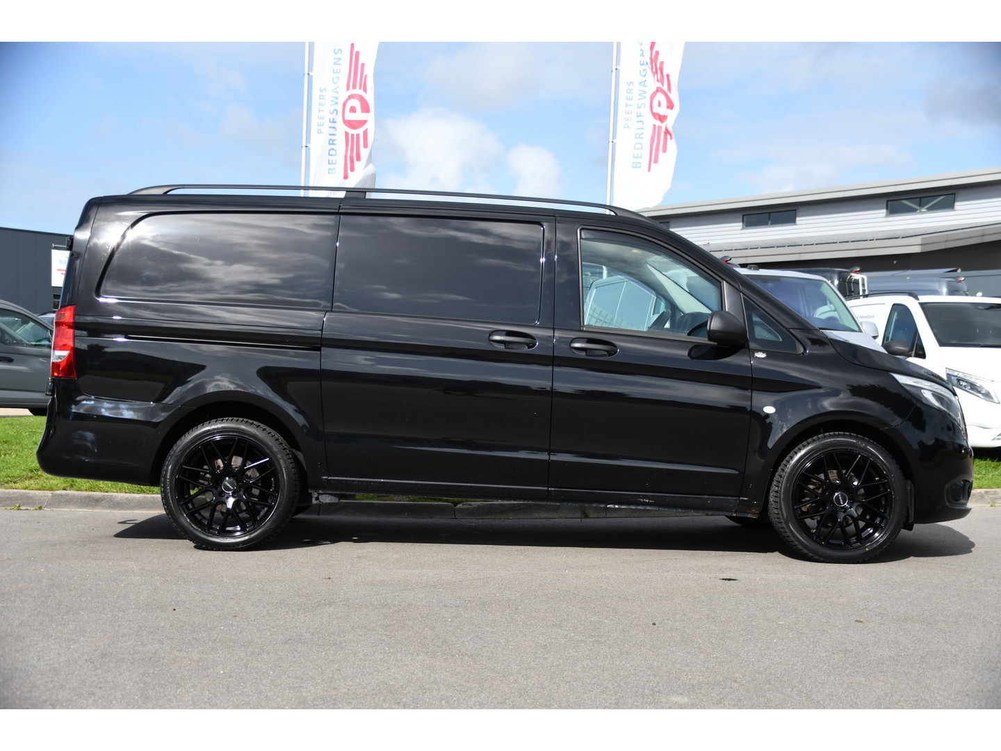 Mercedes-Benz Vito 116 CDI L2 Black Edition Camera, Cruise, Carplay, LED, 164pk, Stoelverwarming, Standkachel, Automaat, Multimedia, Uniek!