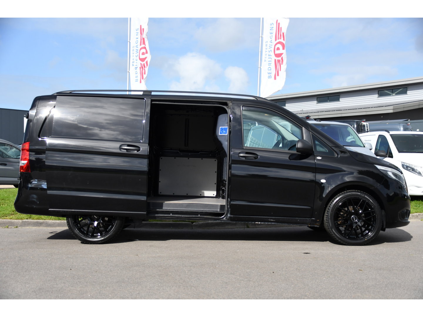 Mercedes-Benz Vito 116 CDI L2 Black Edition Camera, Cruise, Carplay, LED, 164pk, Stoelverwarming, Standkachel, Automaat, Multimedia, Uniek!