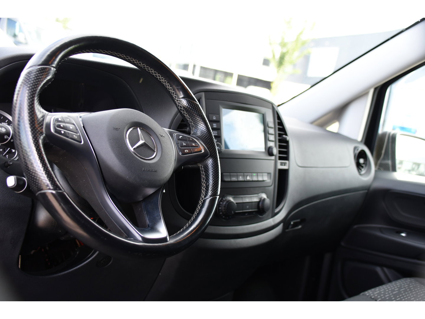 Mercedes-Benz Vito 116 CDI L2 Black Edition Camera, Cruise, Carplay, LED, 164pk, Stoelverwarming, Standkachel, Automaat, Multimedia, Uniek!