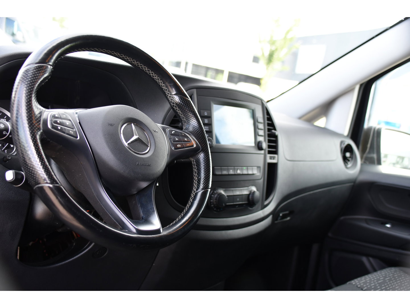 Mercedes-Benz Vito 116 CDI L2 Black Edition Camera, Cruise, Carplay, LED, 164pk, Stoelverwarming, Standkachel, Automaat, Multimedia, Uniek!