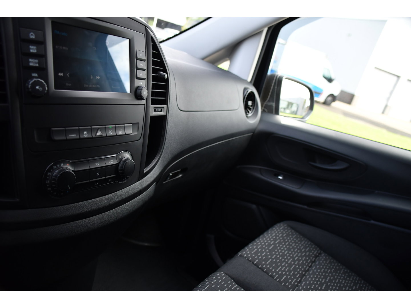 Mercedes-Benz Vito 116 CDI L2 Black Edition Camera, Cruise, Carplay, LED, 164pk, Stoelverwarming, Standkachel, Automaat, Multimedia, Uniek!