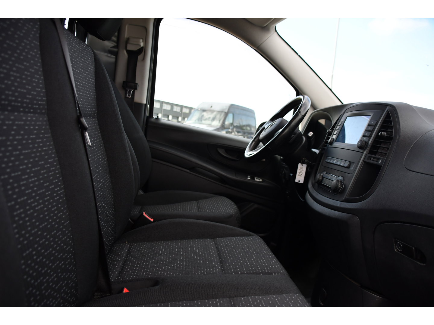 Mercedes-Benz Vito 116 CDI L2 Black Edition Camera, Cruise, Carplay, LED, 164pk, Stoelverwarming, Standkachel, Automaat, Multimedia, Uniek!