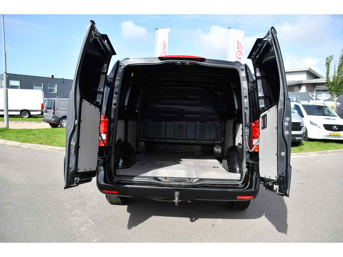 Mercedes-Benz Vito 116 CDI L2 Black Edition Camera, Cruise, Carplay, LED, 164pk, Stoelverwarming, Standkachel, Automaat, Multimedia, Uniek!