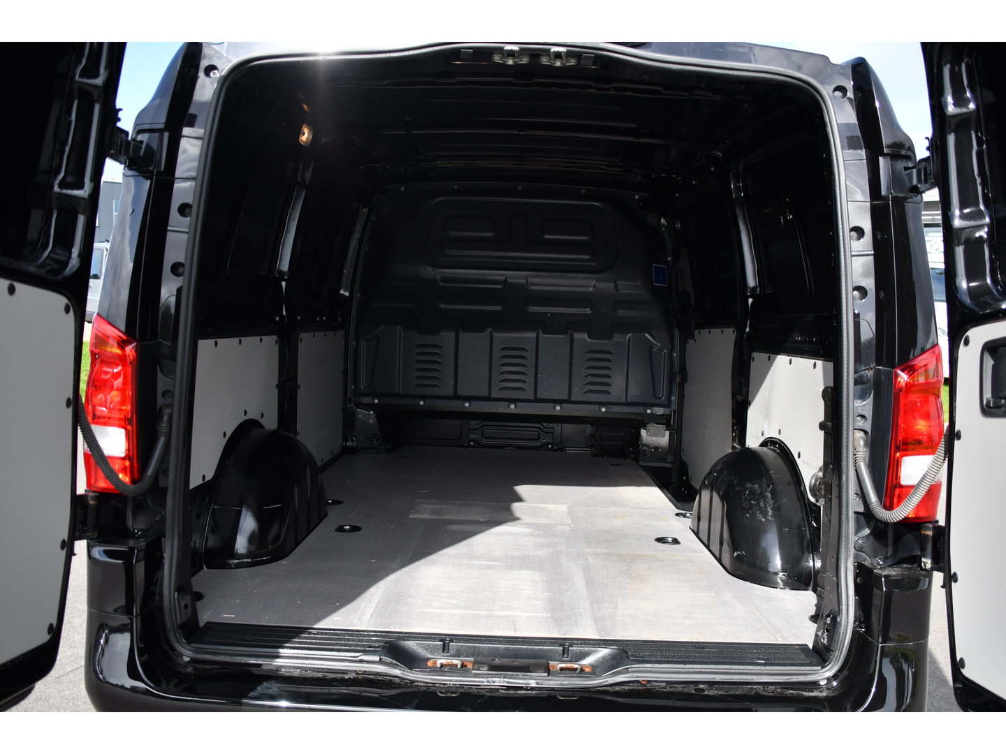 Mercedes-Benz Vito 116 CDI L2 Black Edition Camera, Cruise, Carplay, LED, 164pk, Stoelverwarming, Standkachel, Automaat, Multimedia, Uniek!