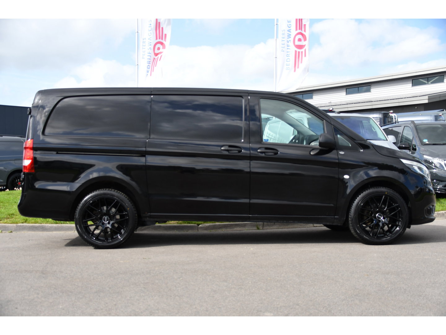 Mercedes-Benz Vito 116 CDI L2 Black Edition Camera, Cruise, Carplay, LED, 164pk, Stoelverwarming, Standkachel, Automaat, Multimedia, Uniek!