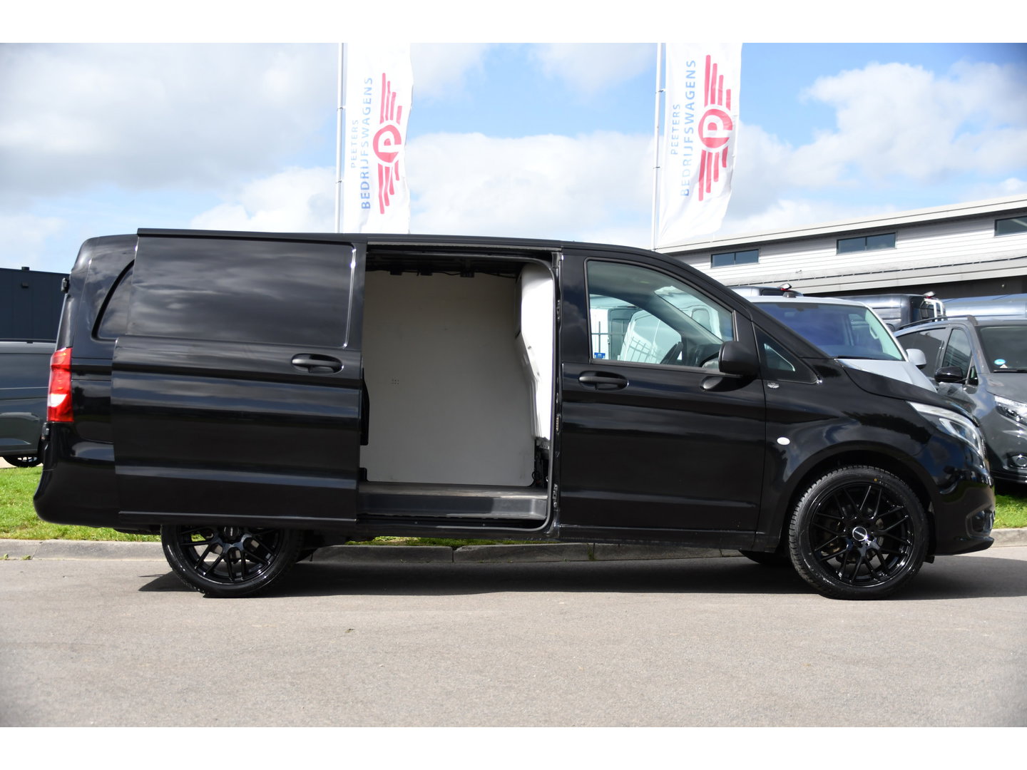 Mercedes-Benz Vito 116 CDI L2 Black Edition Camera, Cruise, Carplay, LED, 164pk, Stoelverwarming, Standkachel, Automaat, Multimedia, Uniek!