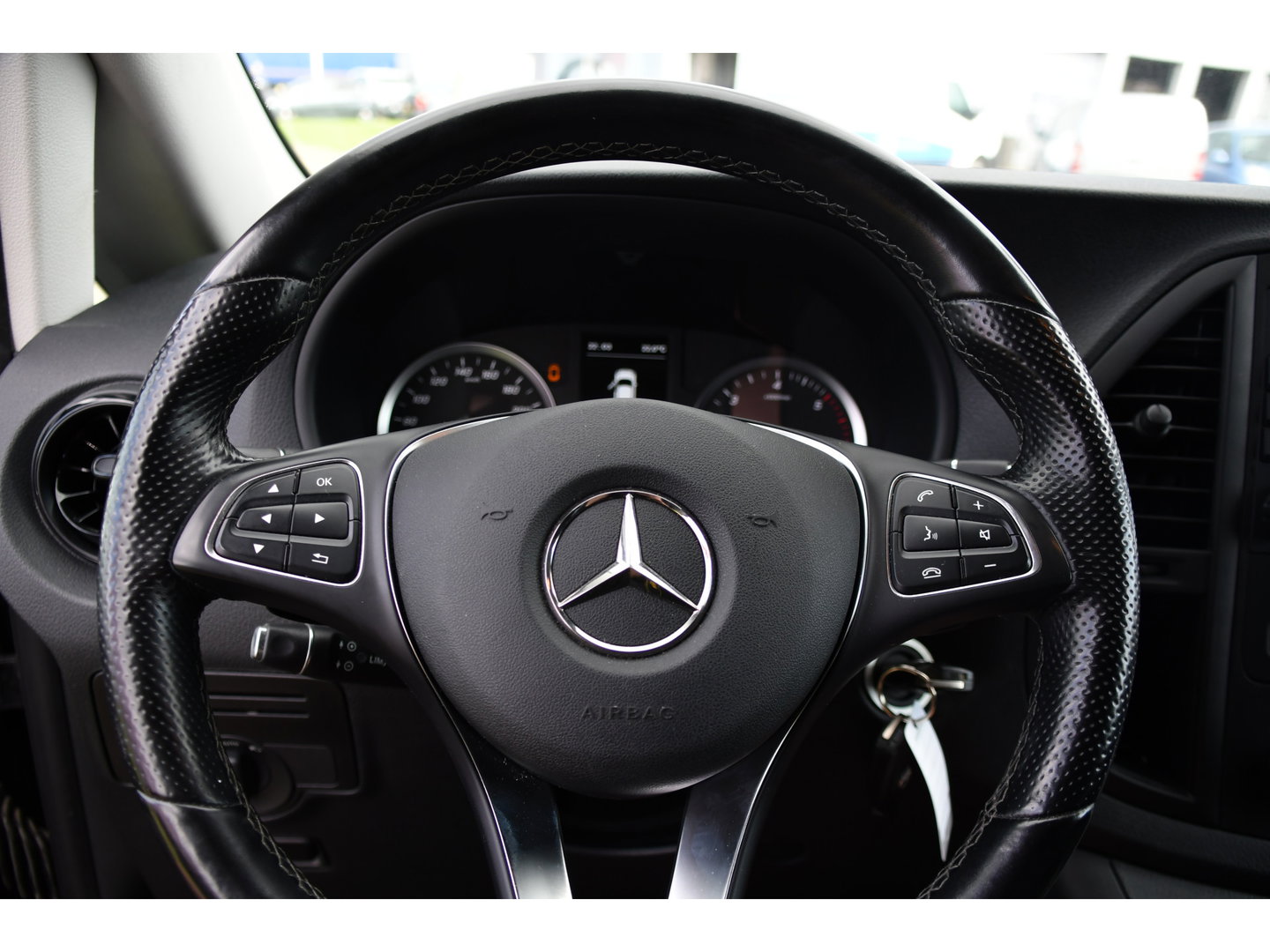 Mercedes-Benz Vito 116 CDI L2 Black Edition Camera, Cruise, Carplay, LED, 164pk, Stoelverwarming, Standkachel, Automaat, Multimedia, Uniek!