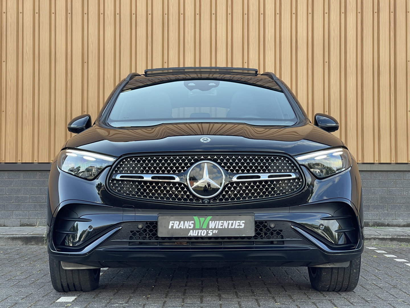 Mercedes-Benz GLC 220d 4MATIC AMG Line | 360 Camera | Panoramadak | Sfeerverlichting | Digital Light | Zwenkhaak | Burmester | Apple Carplay | Keyless |