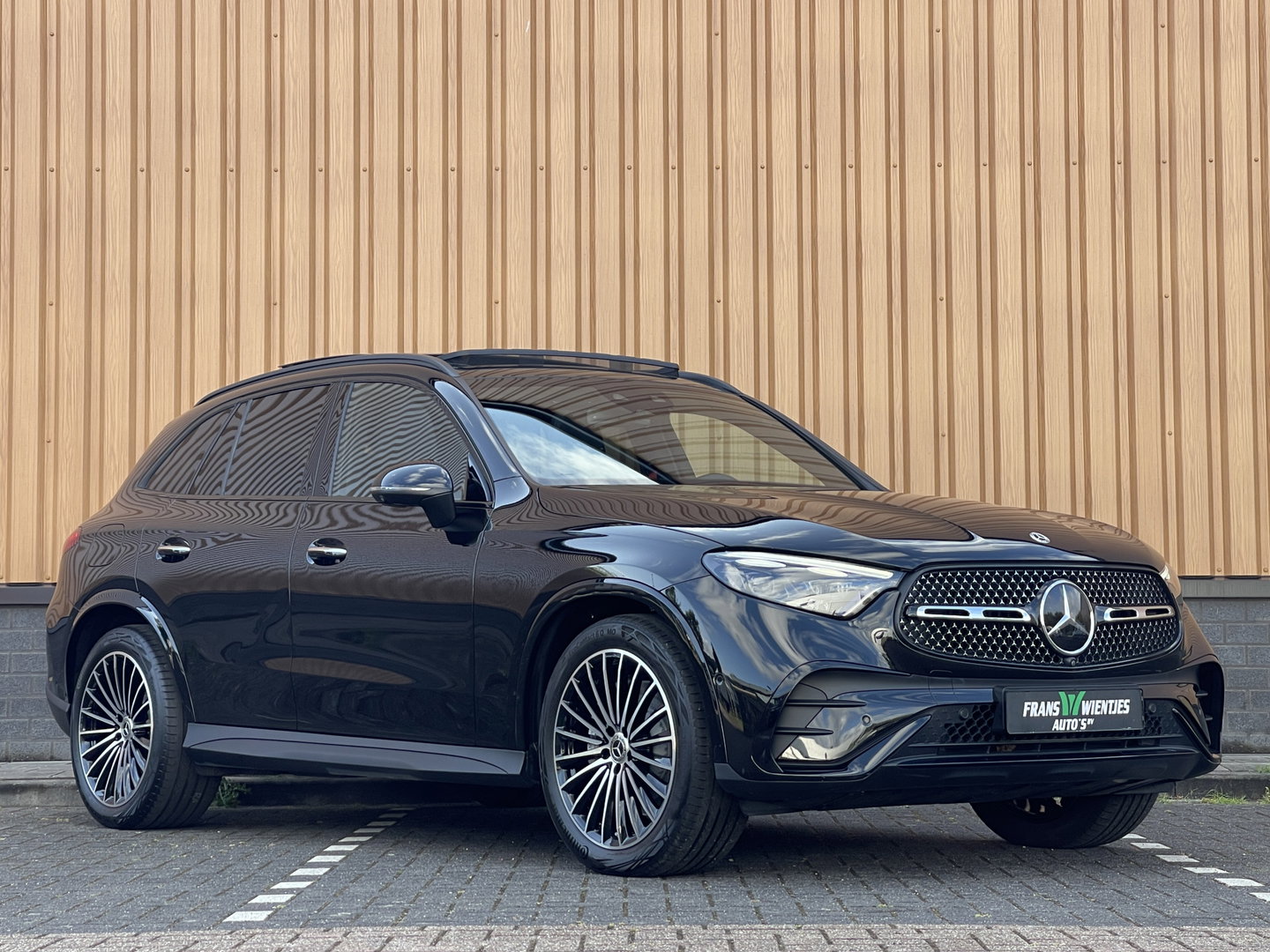 Mercedes-Benz GLC 220d 4MATIC AMG Line | 360 Camera | Panoramadak | Sfeerverlichting | Digital Light | Zwenkhaak | Burmester | Apple Carplay | Keyless |