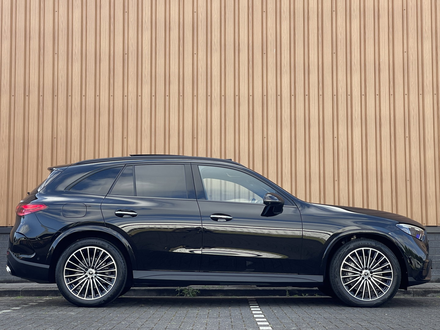 Mercedes-Benz GLC 220d 4MATIC AMG Line | 360 Camera | Panoramadak | Sfeerverlichting | Digital Light | Zwenkhaak | Burmester | Apple Carplay | Keyless |
