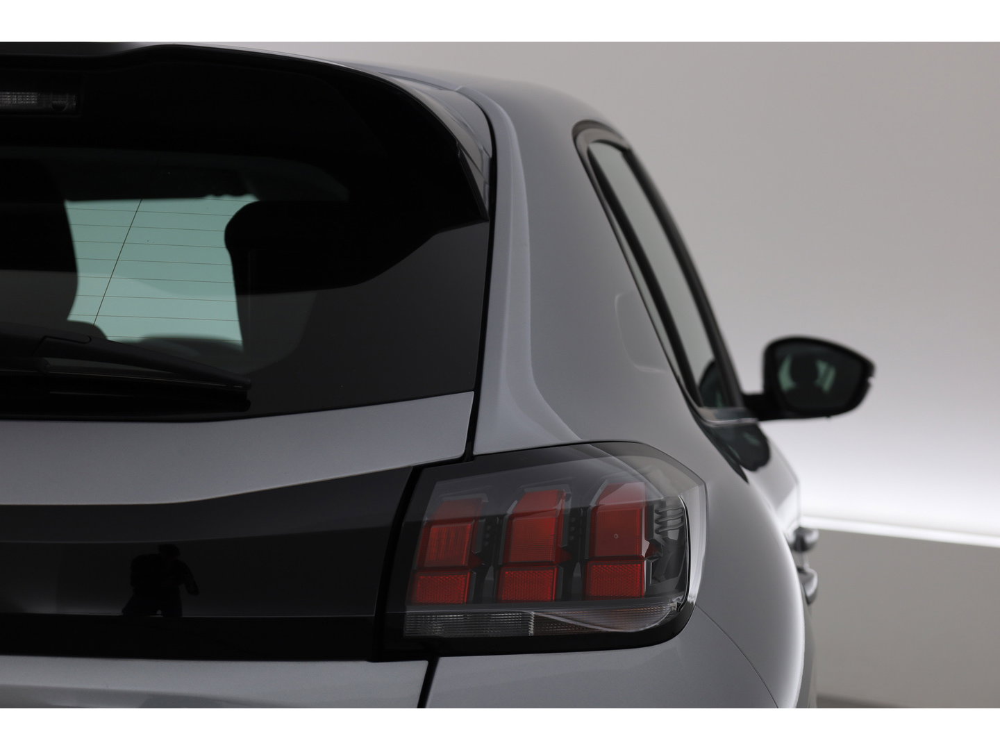 Peugeot 208 1.2 PureTech Active - Automaat | Rijklaar! | App.Connect | Airco | LED | Cruise | PDC-Achter | 16'' | Bluetooth | Elek. Spiegels | Elek. Ramen V