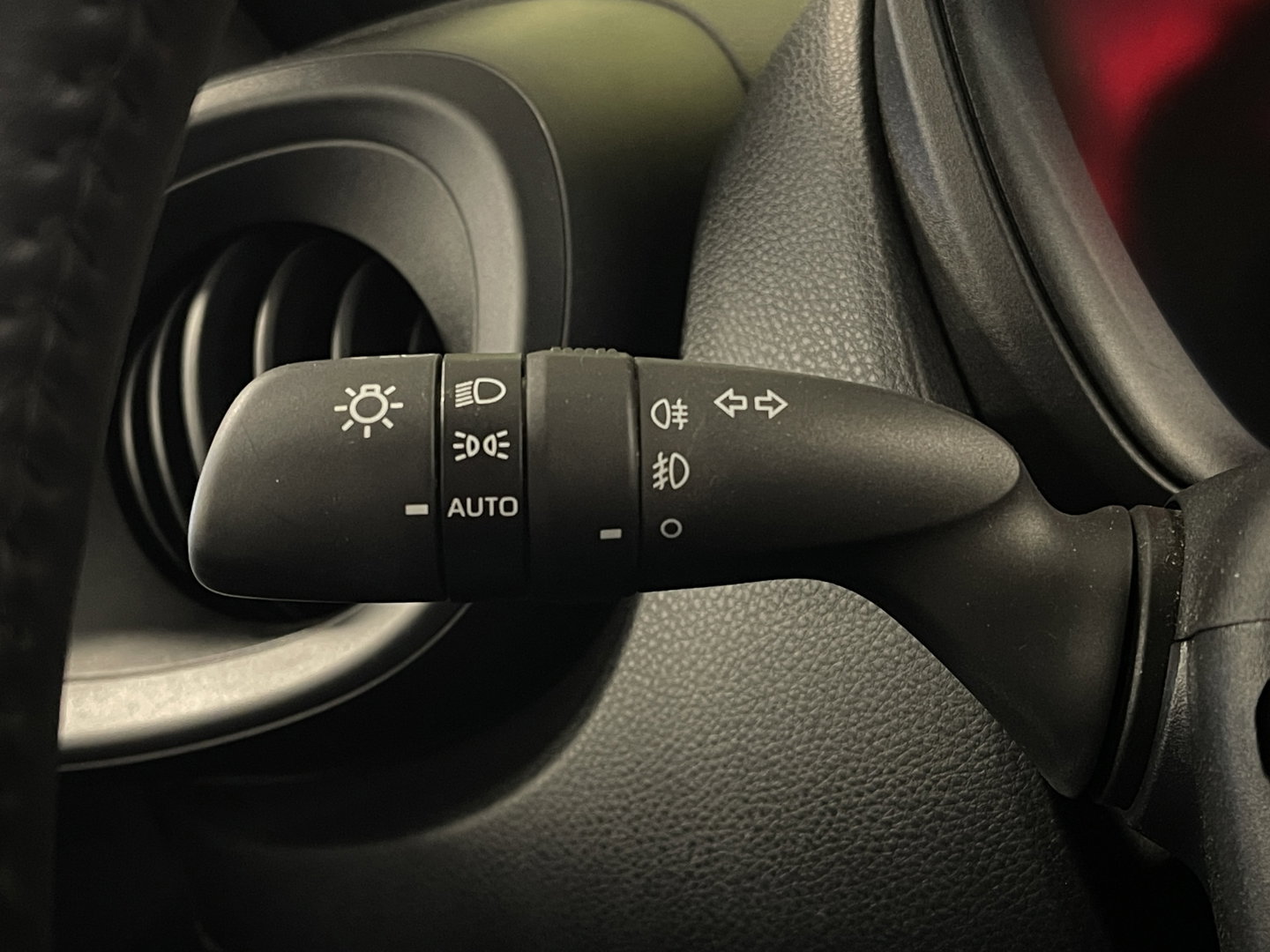 Toyota Aygo X 1.0 VVT-i MT Play | Achteruitrijcamera | Apple Carplay | Stoelverwarming | Regensensor | Airconditioning | Cruise Control Adaptief |
