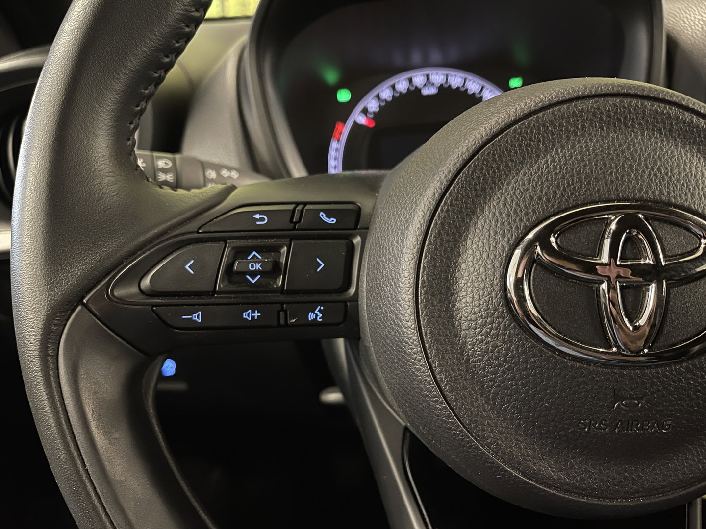 Toyota Aygo X 1.0 VVT-i MT Play | Achteruitrijcamera | Apple Carplay | Stoelverwarming | Regensensor | Airconditioning | Cruise Control Adaptief |