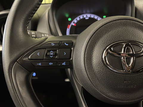 Toyota Aygo X 1.0 VVT-i MT Play | Achteruitrijcamera | Apple Carplay | Stoelverwarming | Regensensor | Airconditioning | Cruise Control Adaptief |