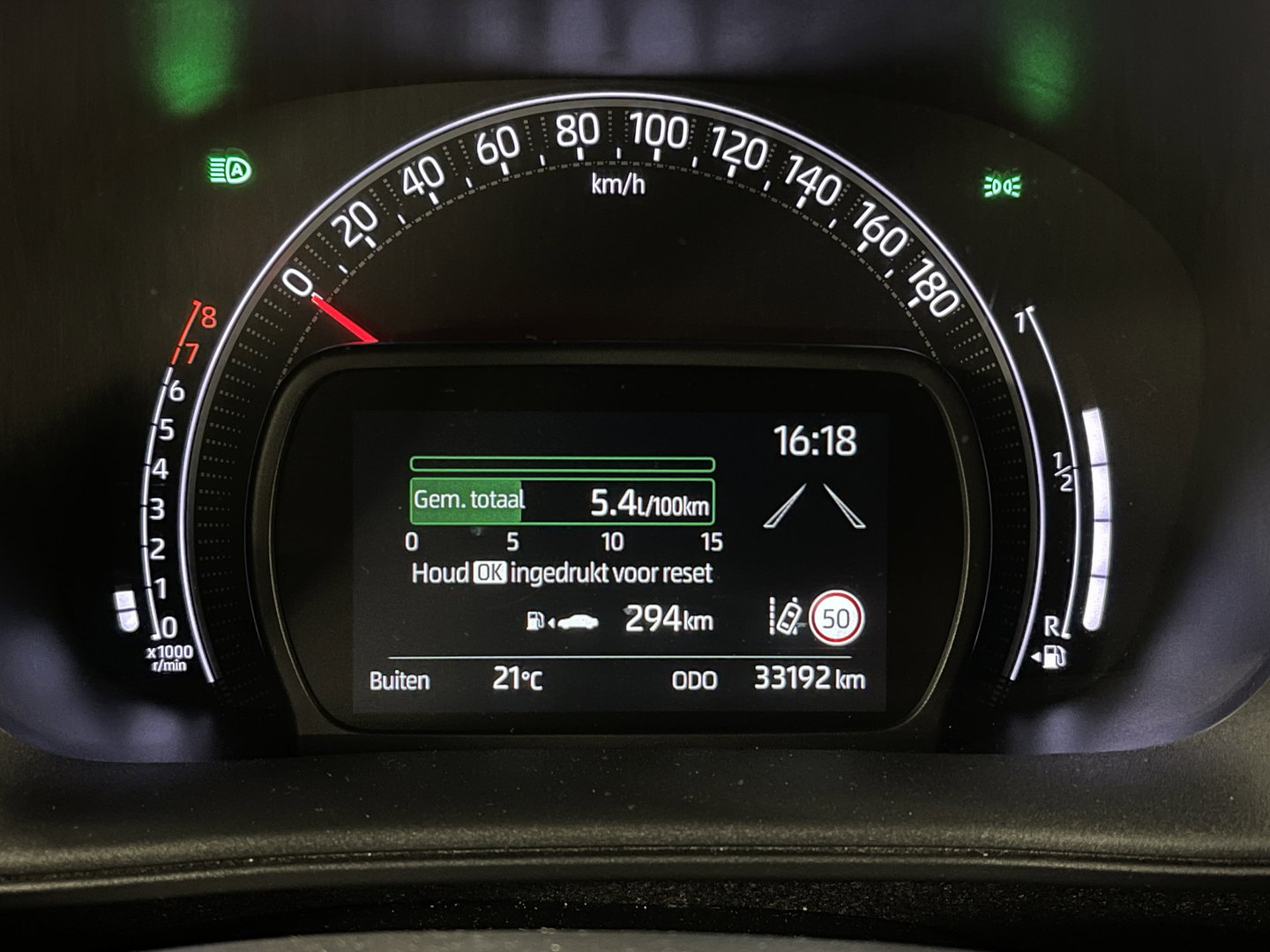 Toyota Aygo X 1.0 VVT-i MT Play | Achteruitrijcamera | Apple Carplay | Stoelverwarming | Regensensor | Airconditioning | Cruise Control Adaptief |