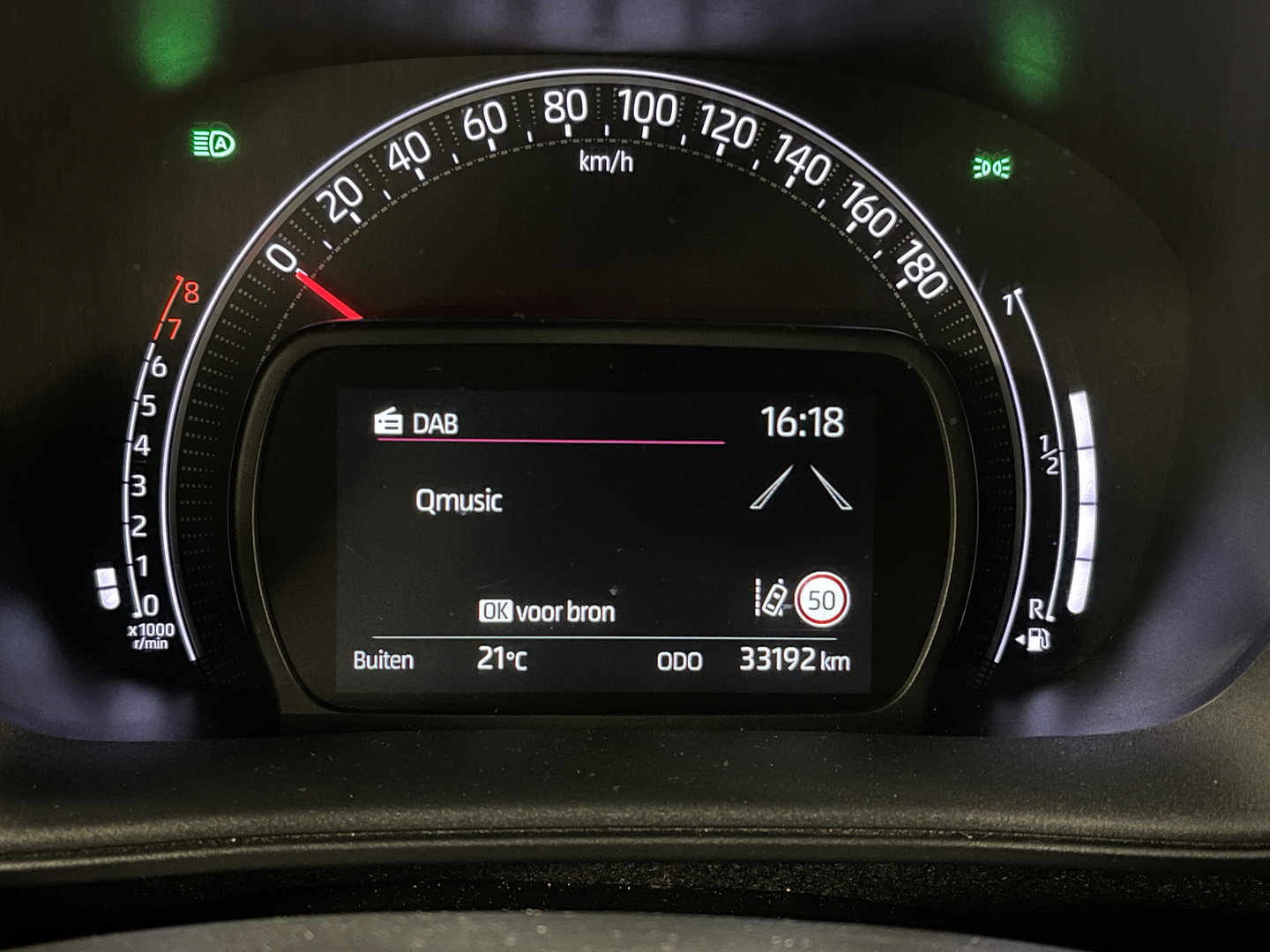 Toyota Aygo X 1.0 VVT-i MT Play | Achteruitrijcamera | Apple Carplay | Stoelverwarming | Regensensor | Airconditioning | Cruise Control Adaptief |