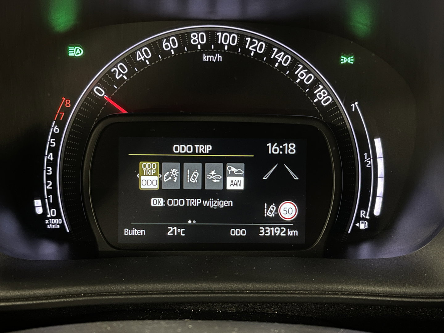 Toyota Aygo X 1.0 VVT-i MT Play | Achteruitrijcamera | Apple Carplay | Stoelverwarming | Regensensor | Airconditioning | Cruise Control Adaptief |