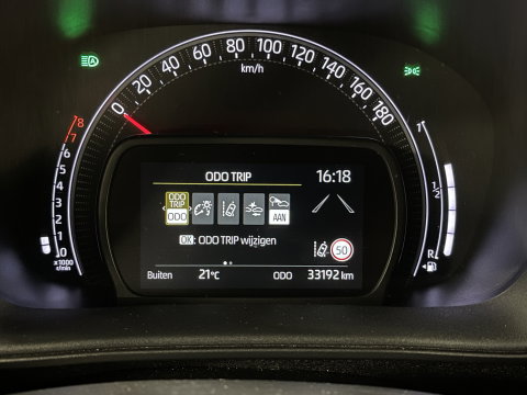 Toyota Aygo X 1.0 VVT-i MT Play | Achteruitrijcamera | Apple Carplay | Stoelverwarming | Regensensor | Airconditioning | Cruise Control Adaptief |