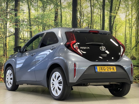 Toyota Aygo X 1.0 VVT-i MT Play | Achteruitrijcamera | Apple Carplay | Stoelverwarming | Regensensor | Airconditioning | Cruise Control Adaptief |