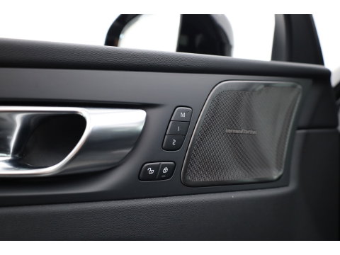 Volvo XC60 2.0 T8 Plug-in hybrid AWD Ultra Black Edition | Pano | HUD | 360Cam | Trekhaak | Harman & Kardon Audio |