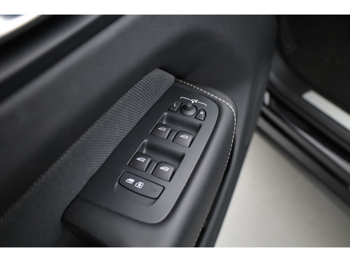 Volvo XC60 2.0 T8 Plug-in hybrid AWD Ultra Black Edition | Pano | HUD | 360Cam | Trekhaak | Harman & Kardon Audio |
