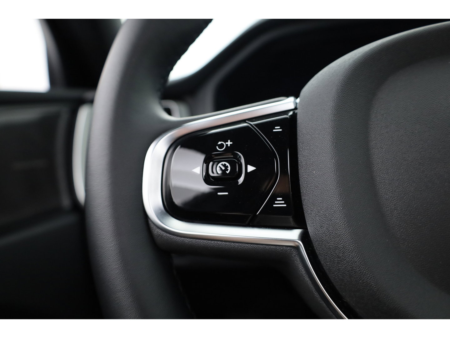Volvo XC60 2.0 T8 Plug-in hybrid AWD Ultra Black Edition | Pano | HUD | 360Cam | Trekhaak | Harman & Kardon Audio |