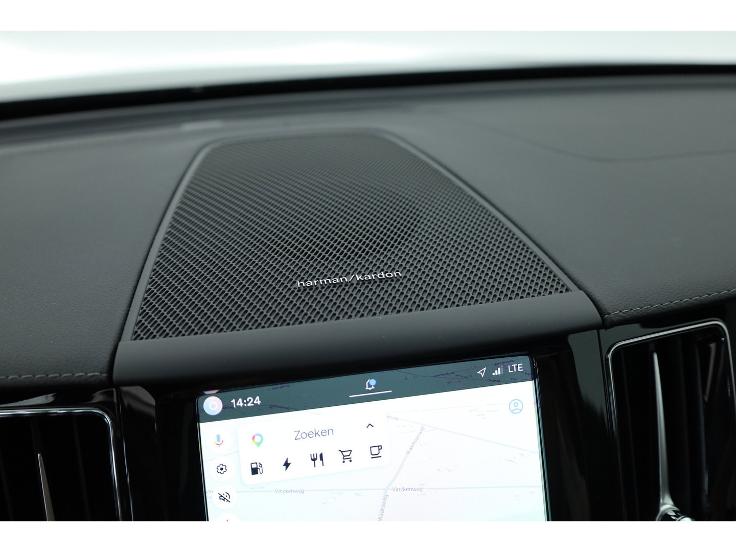 Volvo XC60 2.0 T8 Plug-in hybrid AWD Ultra Black Edition | Pano | HUD | 360Cam | Trekhaak | Harman & Kardon Audio |