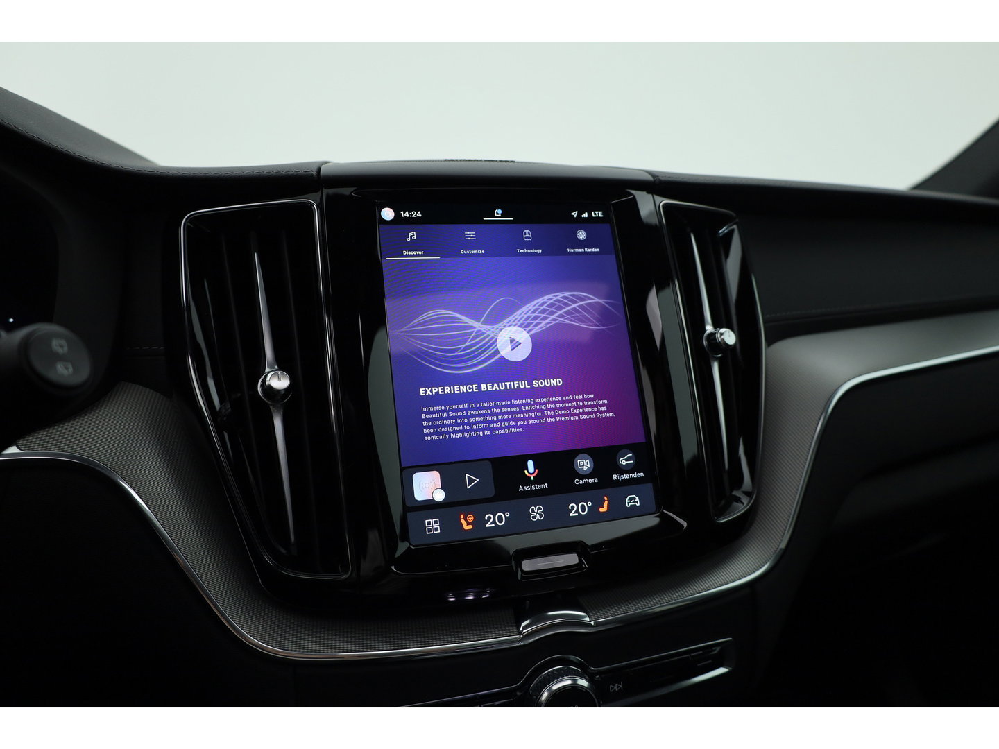 Volvo XC60 2.0 T8 Plug-in hybrid AWD Ultra Black Edition | Pano | HUD | 360Cam | Trekhaak | Harman & Kardon Audio |
