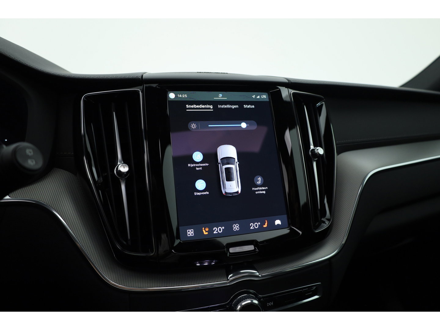 Volvo XC60 2.0 T8 Plug-in hybrid AWD Ultra Black Edition | Pano | HUD | 360Cam | Trekhaak | Harman & Kardon Audio |