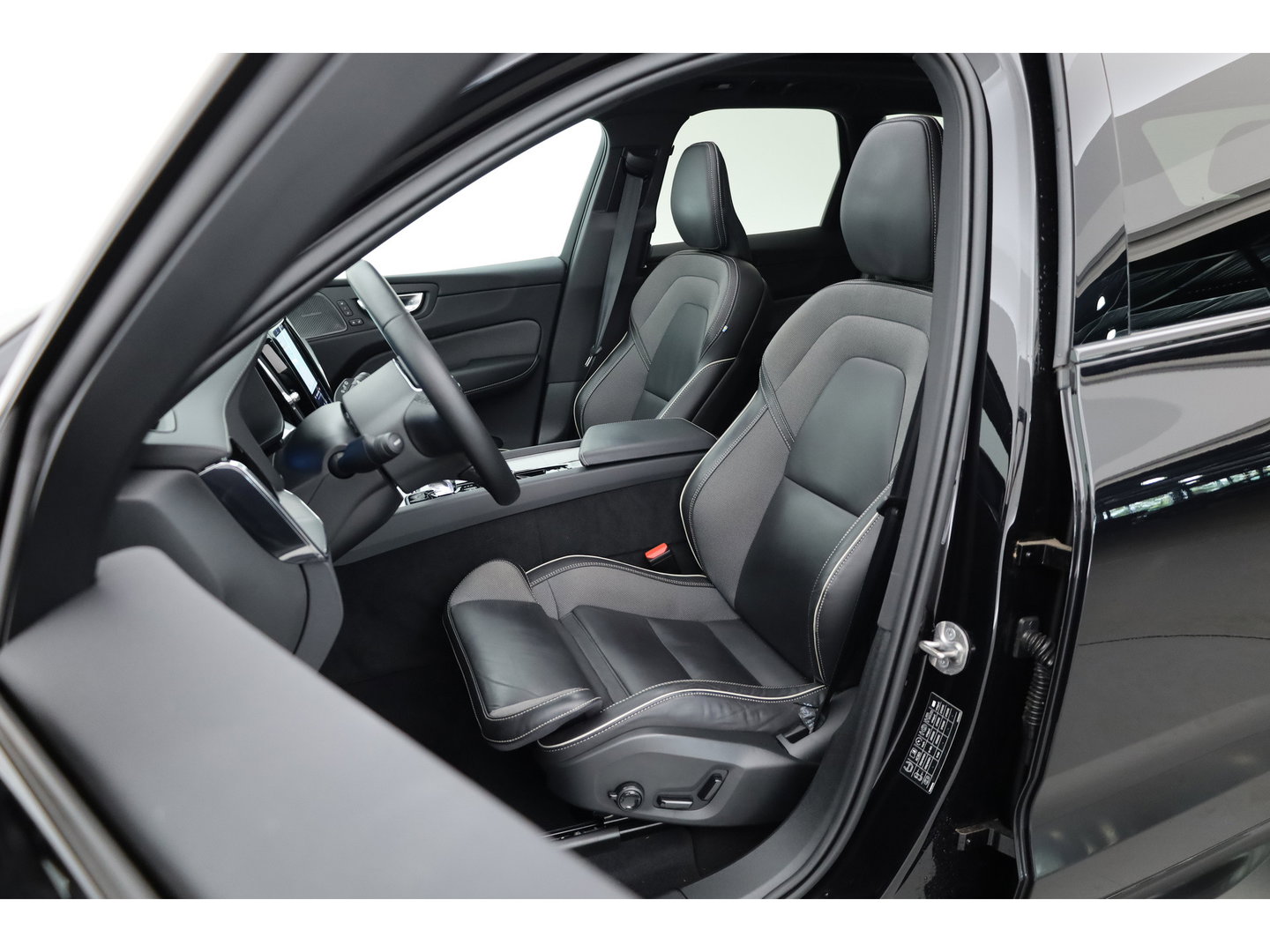 Volvo XC60 2.0 T8 Plug-in hybrid AWD Ultra Black Edition | Pano | HUD | 360Cam | Trekhaak | Harman & Kardon Audio |