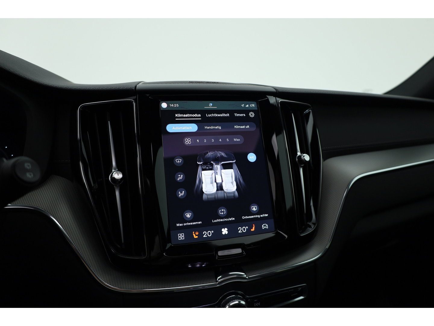 Volvo XC60 2.0 T8 Plug-in hybrid AWD Ultra Black Edition | Pano | HUD | 360Cam | Trekhaak | Harman & Kardon Audio |