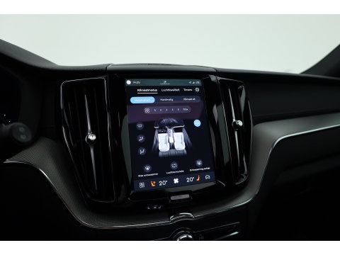 Volvo XC60 2.0 T8 Plug-in hybrid AWD Ultra Black Edition | Pano | HUD | 360Cam | Trekhaak | Harman & Kardon Audio |
