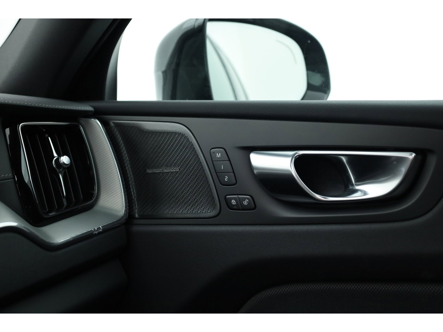 Volvo XC60 2.0 T8 Plug-in hybrid AWD Ultra Black Edition | Pano | HUD | 360Cam | Trekhaak | Harman & Kardon Audio |