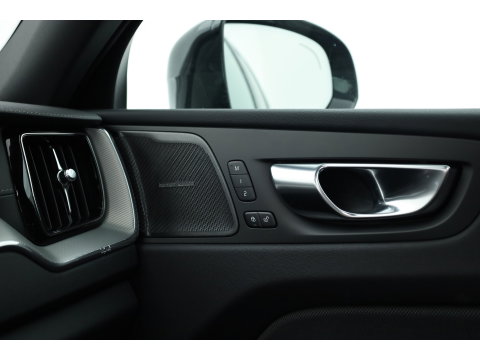 Volvo XC60 2.0 T8 Plug-in hybrid AWD Ultra Black Edition | Pano | HUD | 360Cam | Trekhaak | Harman & Kardon Audio |
