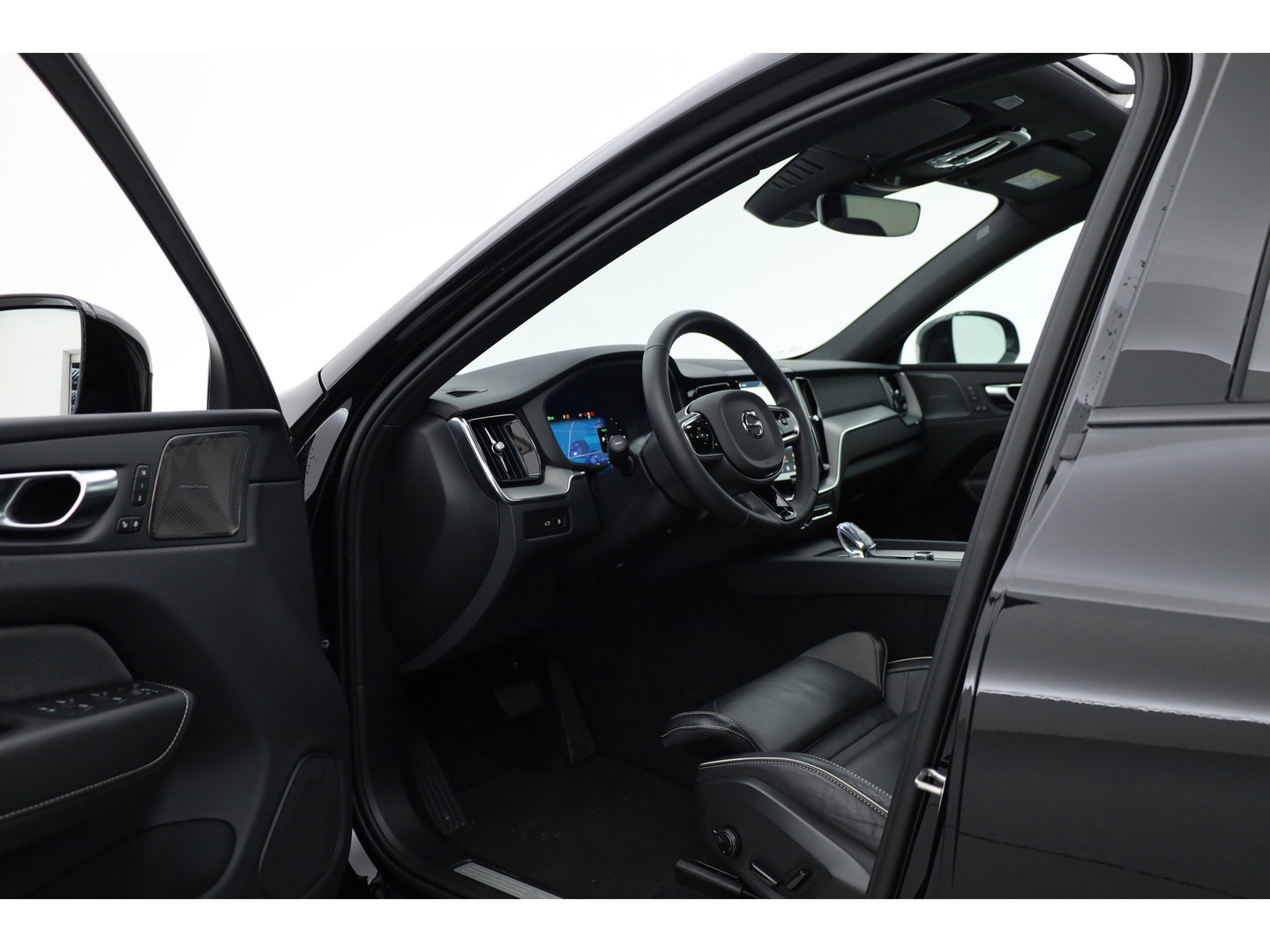 Volvo XC60 2.0 T8 Plug-in hybrid AWD Ultra Black Edition | Pano | HUD | 360Cam | Trekhaak | Harman & Kardon Audio |
