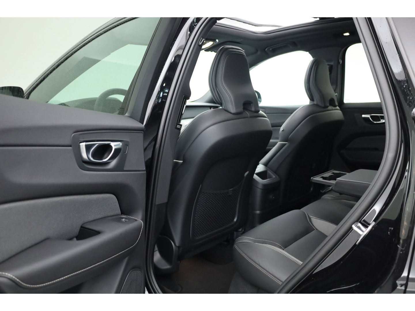 Volvo XC60 2.0 T8 Plug-in hybrid AWD Ultra Black Edition | Pano | HUD | 360Cam | Trekhaak | Harman & Kardon Audio |