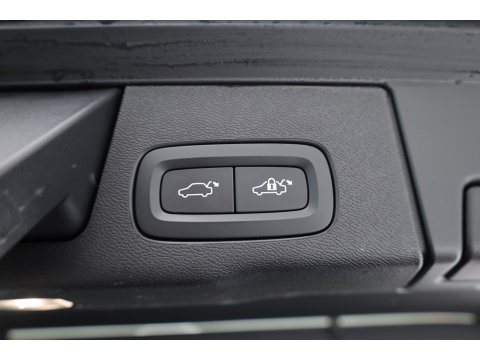 Volvo XC60 2.0 T8 Plug-in hybrid AWD Ultra Black Edition | Pano | HUD | 360Cam | Trekhaak | Harman & Kardon Audio |