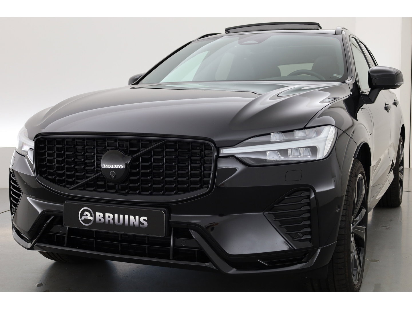 Volvo XC60 2.0 T8 Plug-in hybrid AWD Ultra Black Edition | Pano | HUD | 360Cam | Trekhaak | Harman & Kardon Audio |
