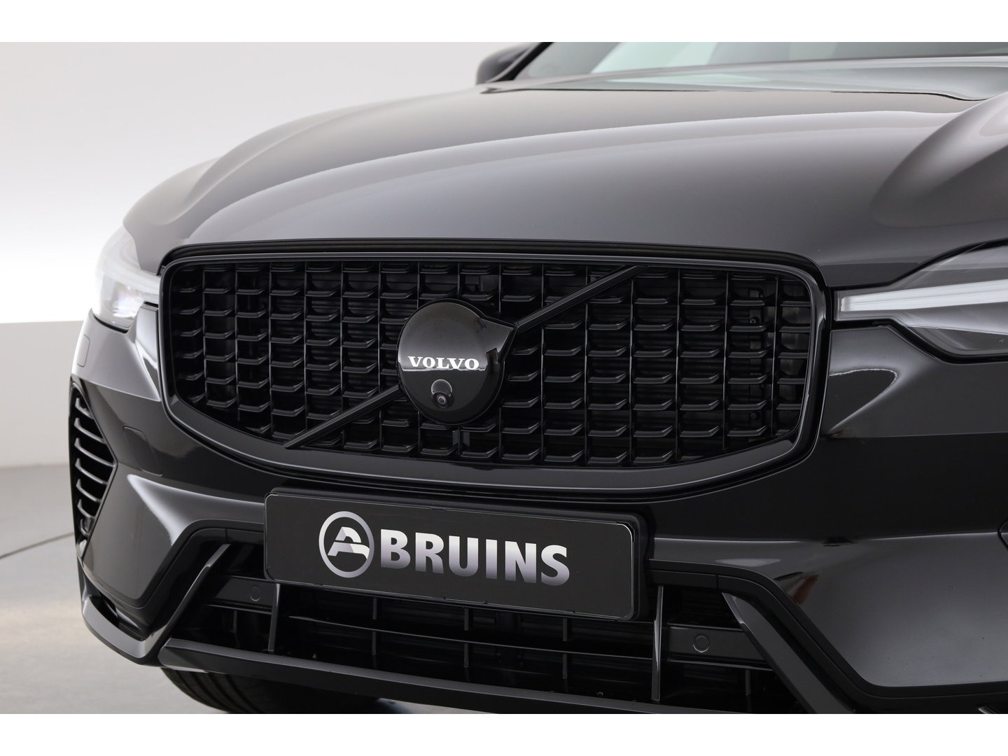 Volvo XC60 2.0 T8 Plug-in hybrid AWD Ultra Black Edition | Pano | HUD | 360Cam | Trekhaak | Harman & Kardon Audio |