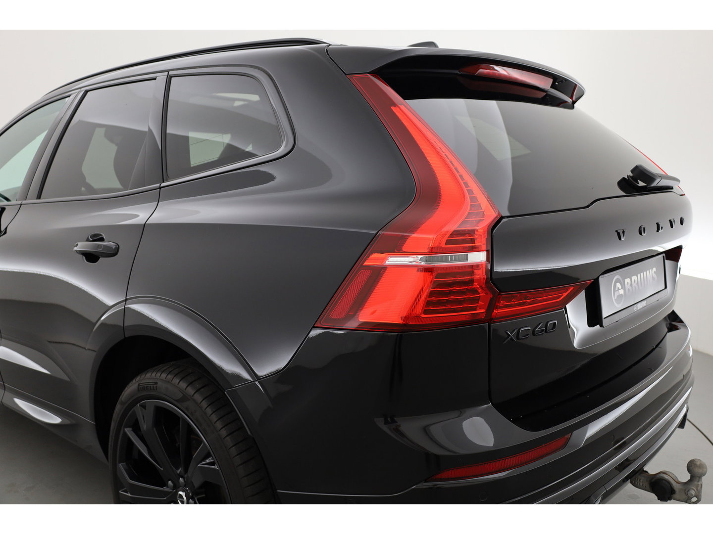 Volvo XC60 2.0 T8 Plug-in hybrid AWD Ultra Black Edition | Pano | HUD | 360Cam | Trekhaak | Harman & Kardon Audio |